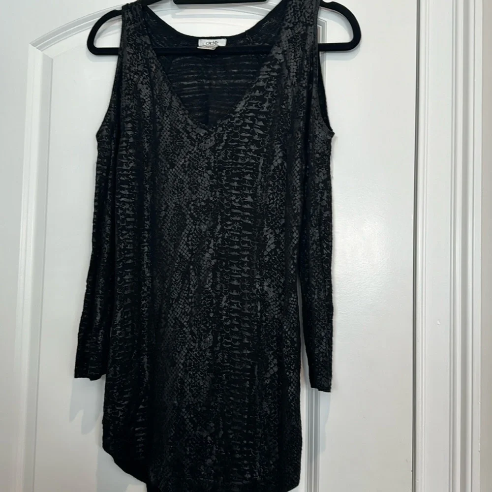 Cache Cold Shoulder Top - Picture 2 of 6